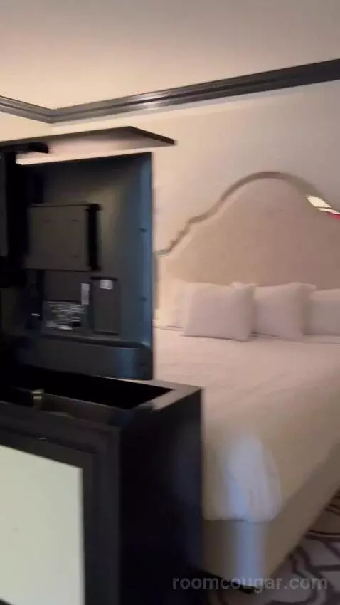 Calais Suite bed picture #2