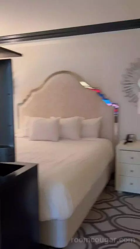 Calais Suite bed picture #4