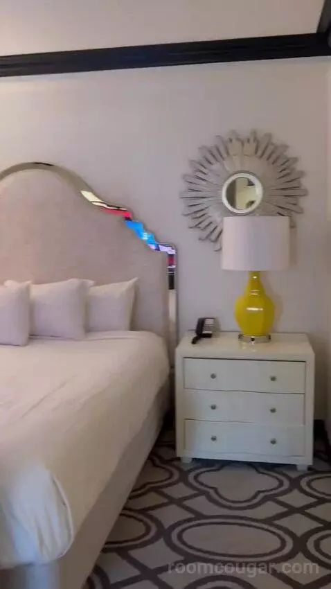 Calais Suite bed picture #7