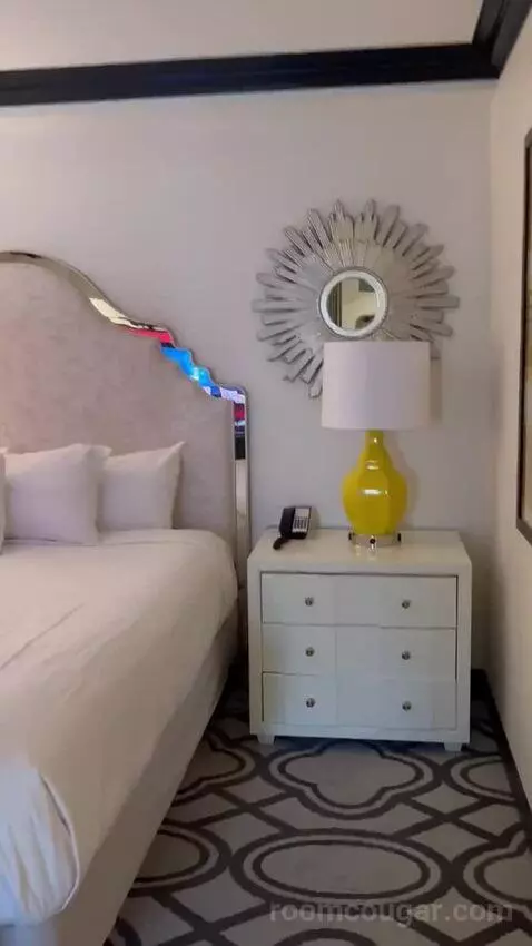 Calais Suite bed picture #8