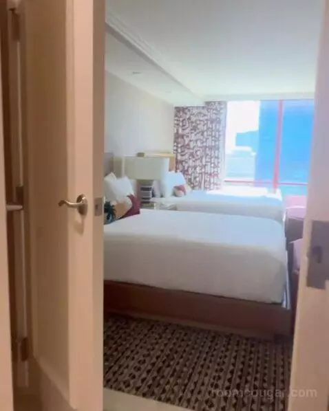 One-Bedroom Suite with Two Queen Beds - High Floor bed picture #4