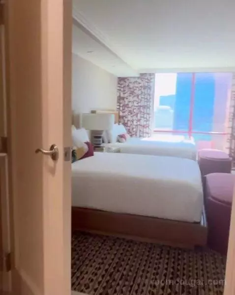 One-Bedroom Suite with Two Queen Beds - High Floor bed picture #5