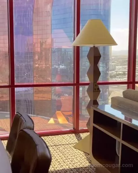 One-Bedroom Suite with Two Queen Beds - High Floor view picture #4