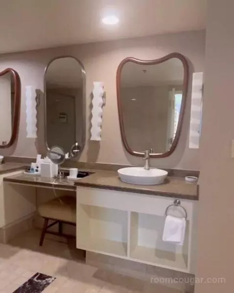 One-Bedroom Suite with Two Queen Beds - High Floor bathroom picture #1