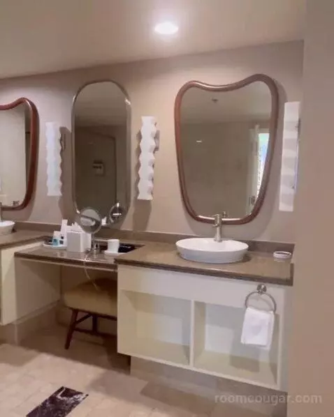 One-Bedroom Suite with Two Queen Beds - High Floor bathroom picture #2