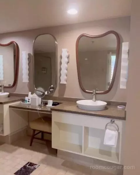 One-Bedroom Suite with Two Queen Beds - High Floor bathroom picture #3