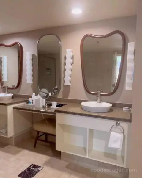 One-Bedroom Suite with Two Queen Beds - High Floor bathroom picture #4