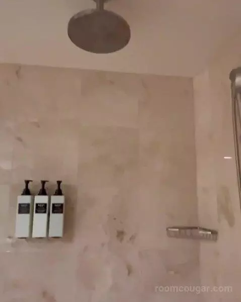 One-Bedroom Suite with Two Queen Beds - High Floor bathroom picture #5