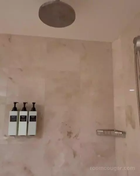 One-Bedroom Suite with Two Queen Beds - High Floor bathroom picture #6