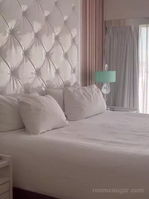 Cosmopolitan Suite, 1 King, High Roller View bed picture #2