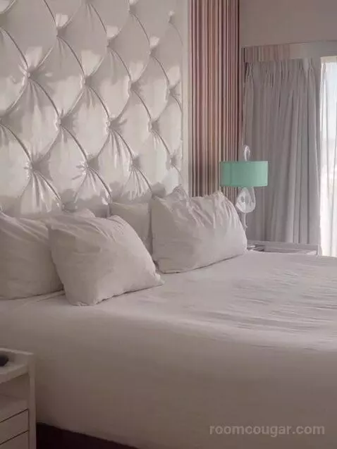 Cosmopolitan Suite, 1 King, High Roller View bed picture #3