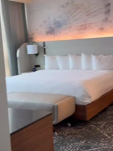 New Renovated Waterfront Tower Modern Suite King bed picture #8