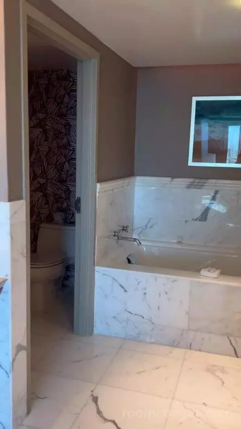 Fiore King Suite (#1954) bathroom picture #6