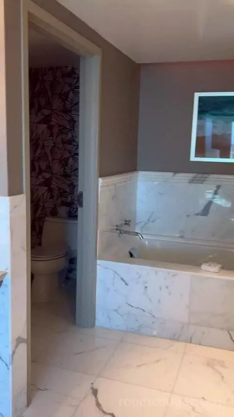 Fiore King Suite (#1954) bathroom picture #7