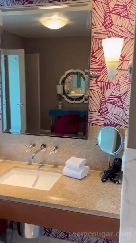 Fiore King Suite (#1954) bathroom picture #9