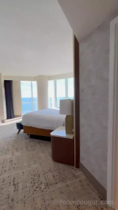 North Tower Celebrity Suite (#3557) bed picture #7