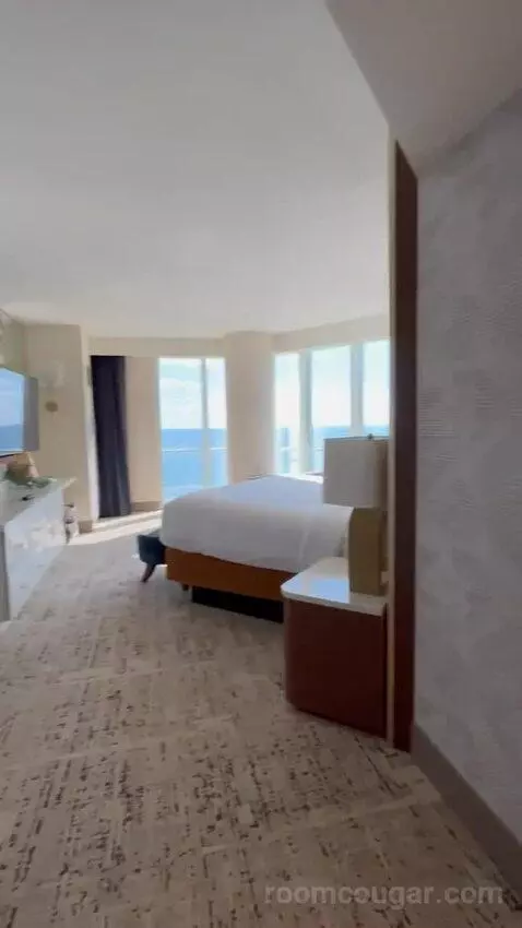 North Tower Celebrity Suite (#3557) bed picture #9