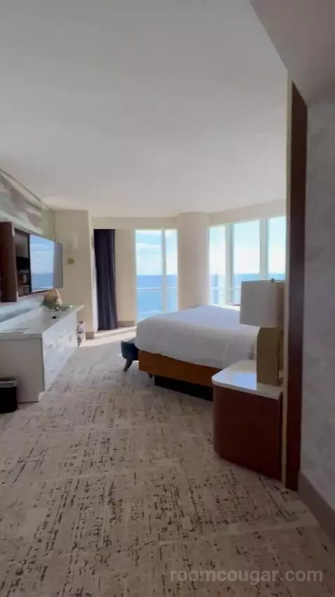 North Tower Celebrity Suite (#3557) bed picture #11