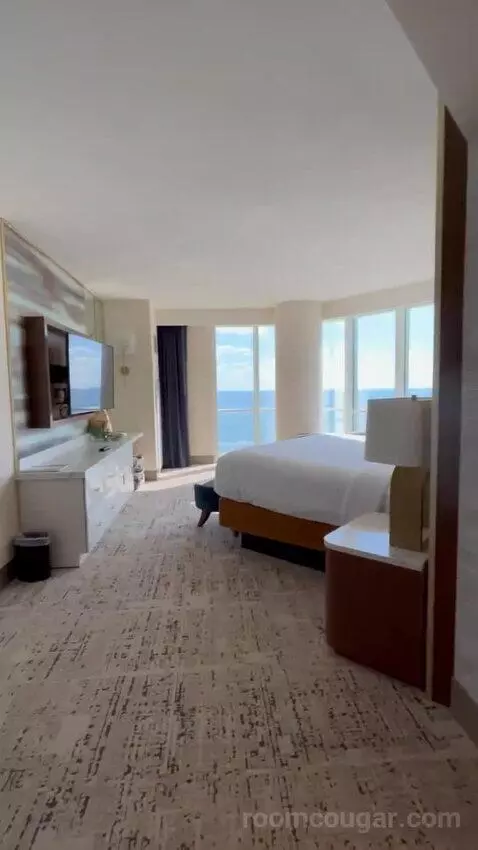 North Tower Celebrity Suite (#3557) bed picture #12