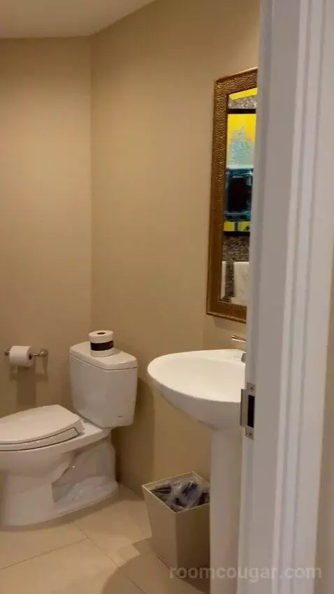 North Tower Celebrity Suite (#3557) bathroom picture #2