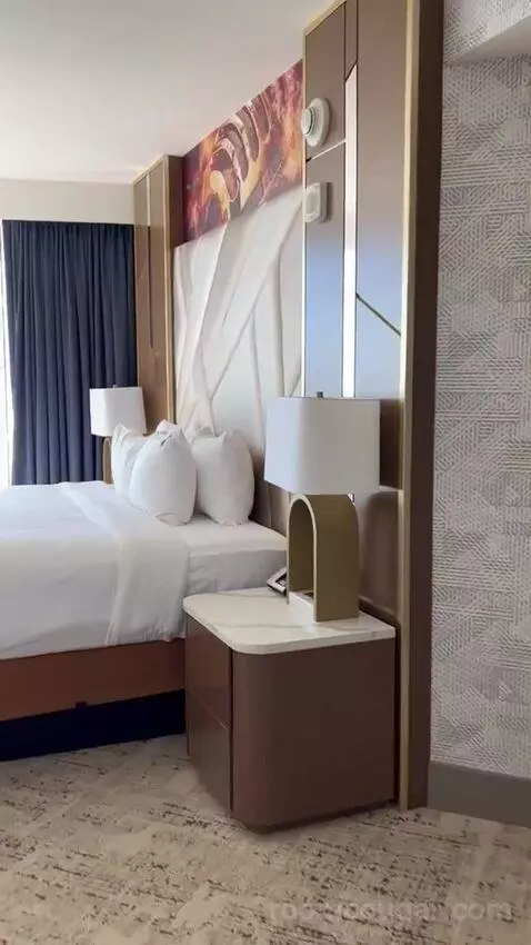 North Tower Celebrity Suite (#3557) bed picture #2