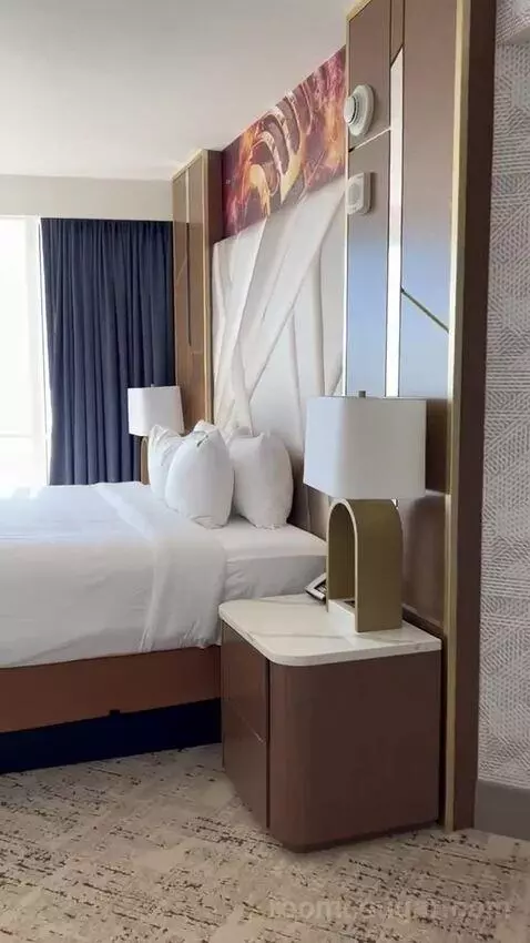 North Tower Celebrity Suite (#3557) bed picture #4