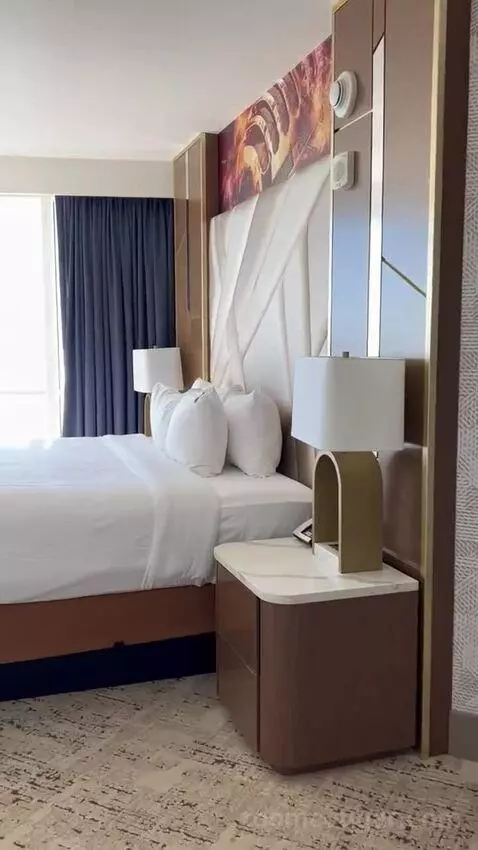 North Tower Celebrity Suite (#3557) bed picture #5