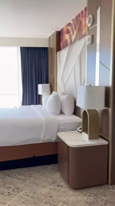North Tower Celebrity Suite (#3557) bed picture #6