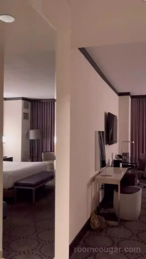 Bayview Tower Suite King (#21063) bed picture #5