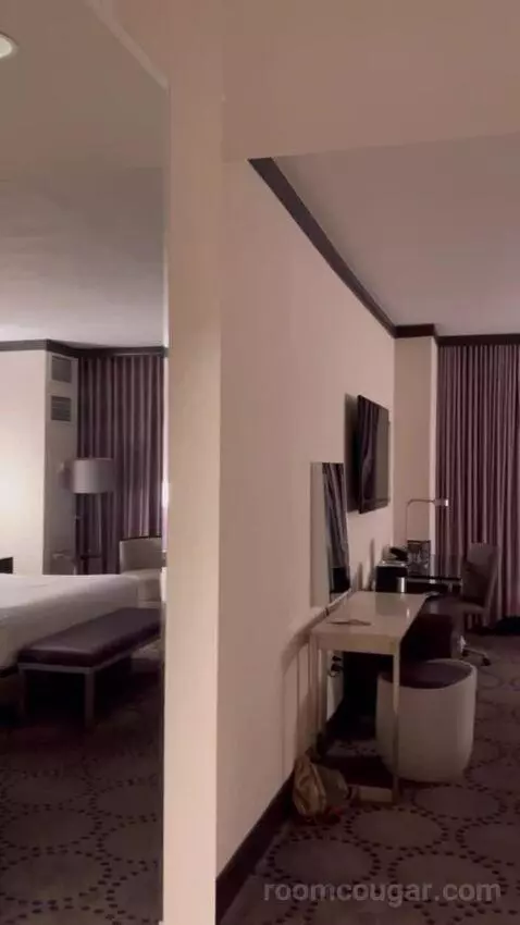 Bayview Tower Suite King (#21063) bed picture #7