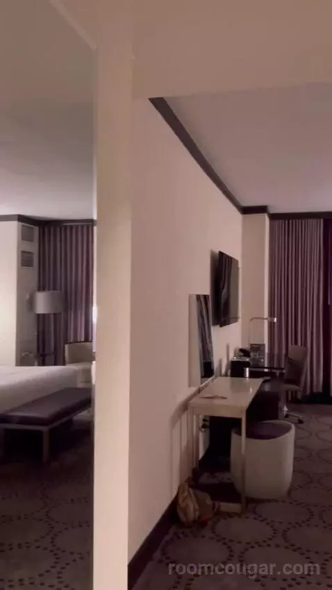 Bayview Tower Suite King (#21063) bed picture #8
