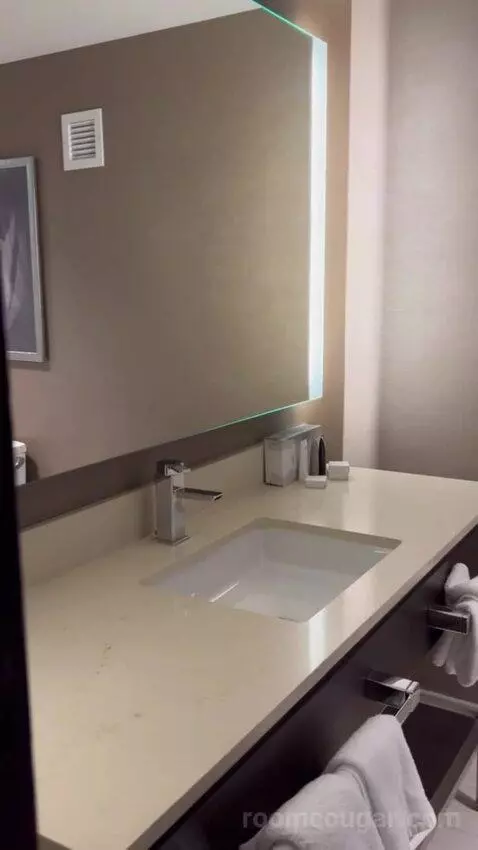 Coastal Tower, Luxury, 1 King (#623) bathroom picture #2