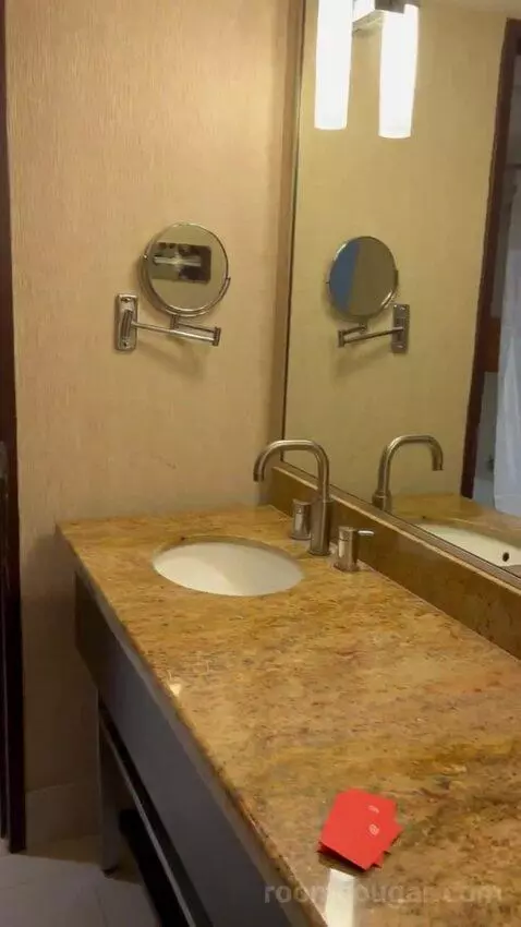 Dennis Tower Classic King (#341) bathroom picture #3