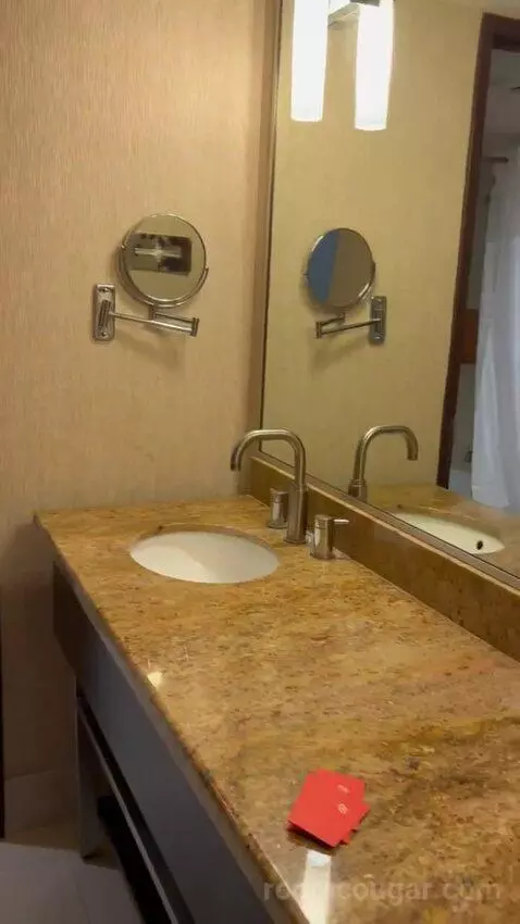 Dennis Tower Classic King (#341) bathroom picture #4