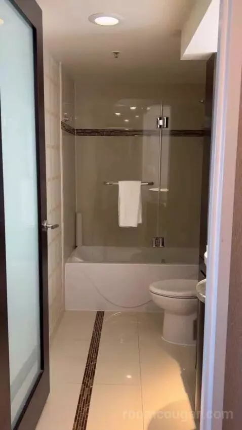 Suite bathroom picture #1