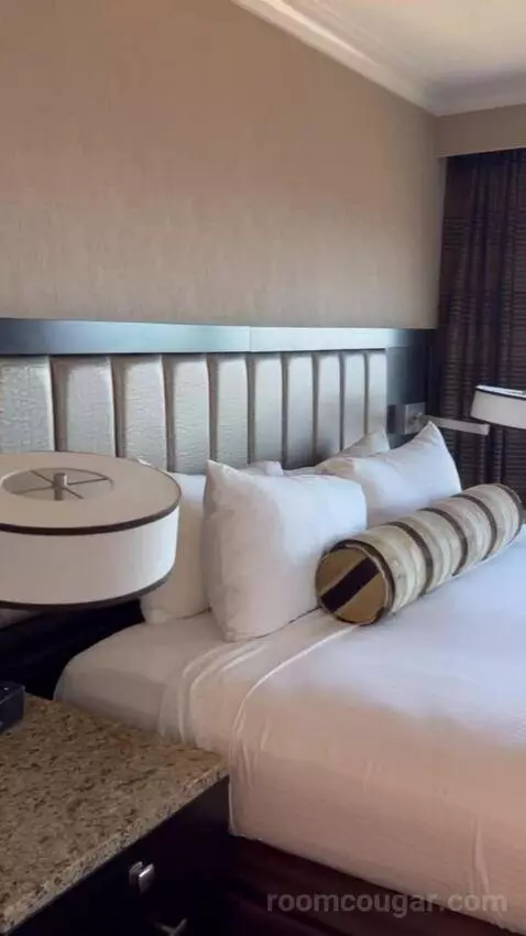 Suite bed picture #1