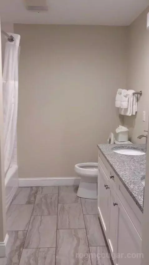 Suite (#108) bathroom picture #11