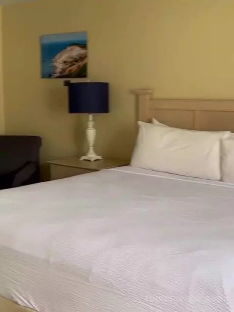 Suite bed picture #3