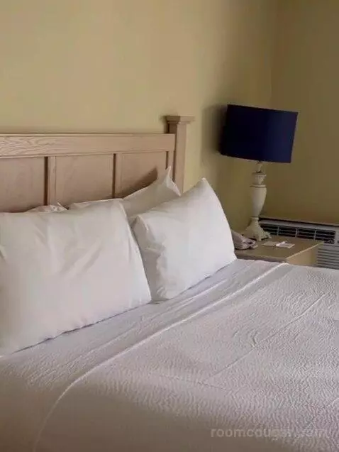 Suite bed picture #10