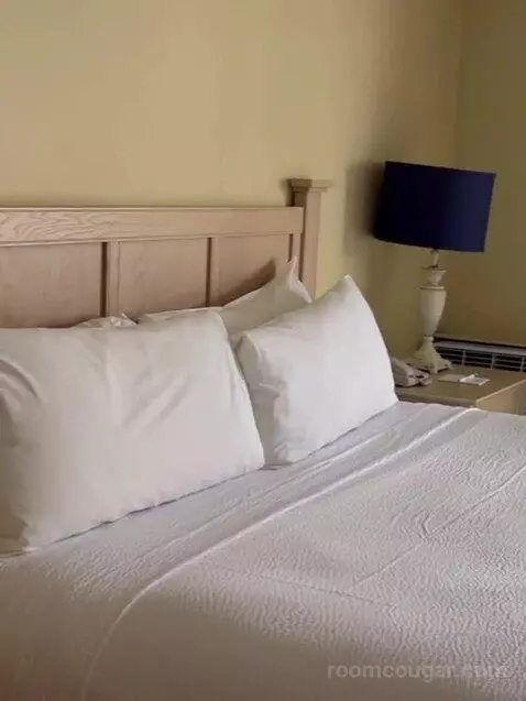 Suite bed picture #11