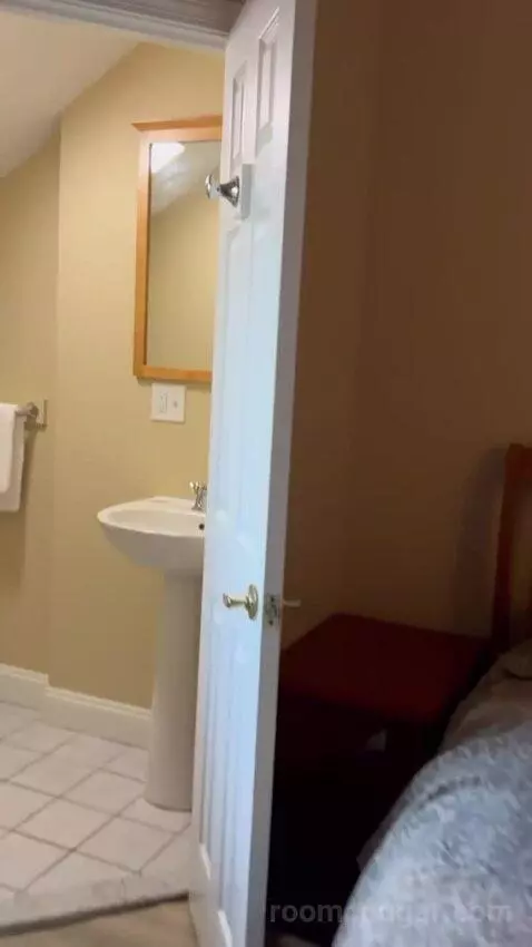 Suite (#25) bathroom picture #7