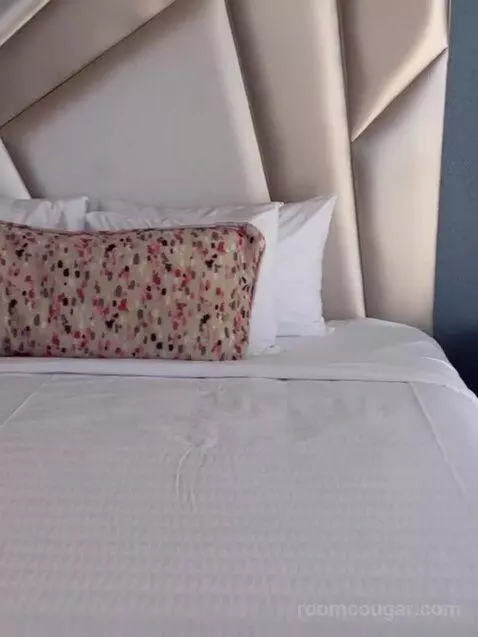 North Tower Corner King (#2862) bed picture #11