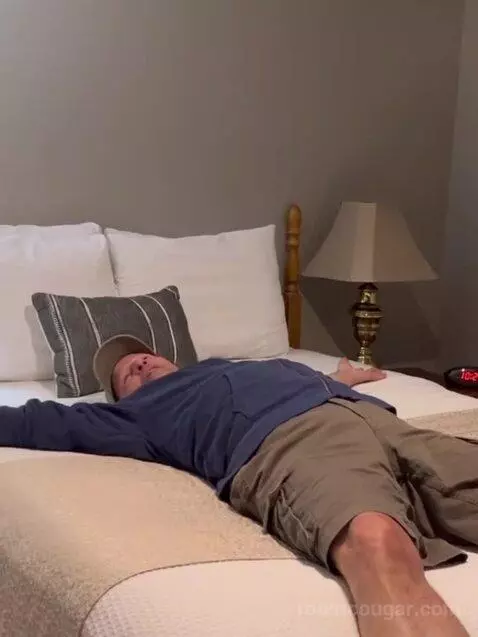 Suite bed picture #9