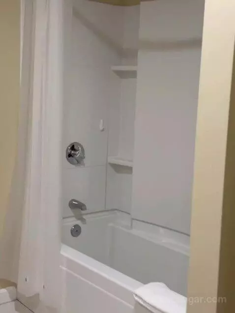 Standard (#12) bathroom picture #3