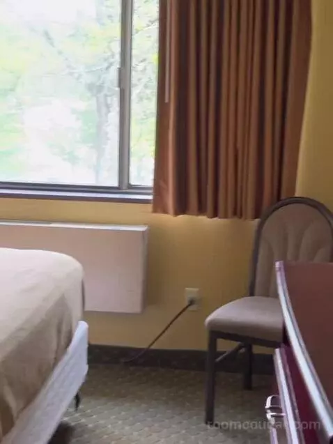 Suite bed picture #8