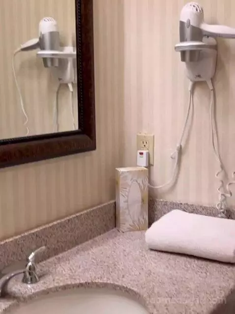 Suite bathroom picture #4