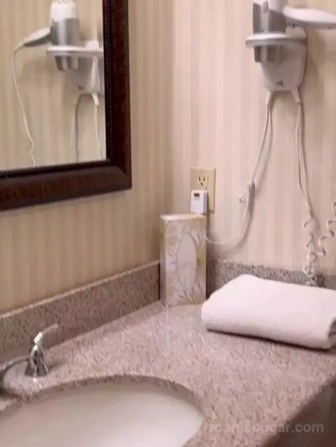 Suite bathroom picture #5