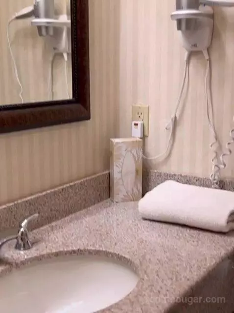 Suite bathroom picture #6