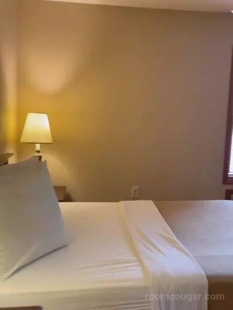 Suite bed picture #8