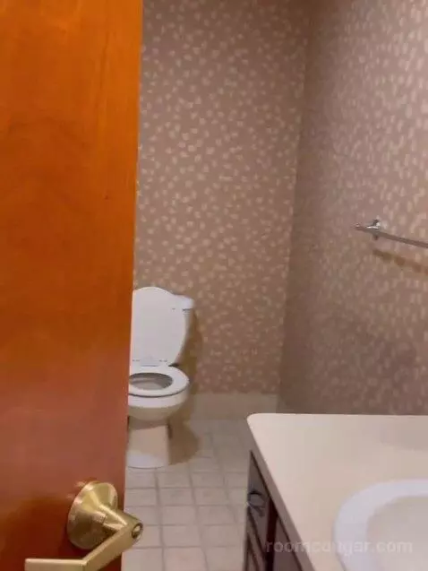 Suite bathroom picture #1